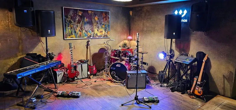 Scena Armos salėje: būgnai, gitaros, klavišiniai ir šviesos